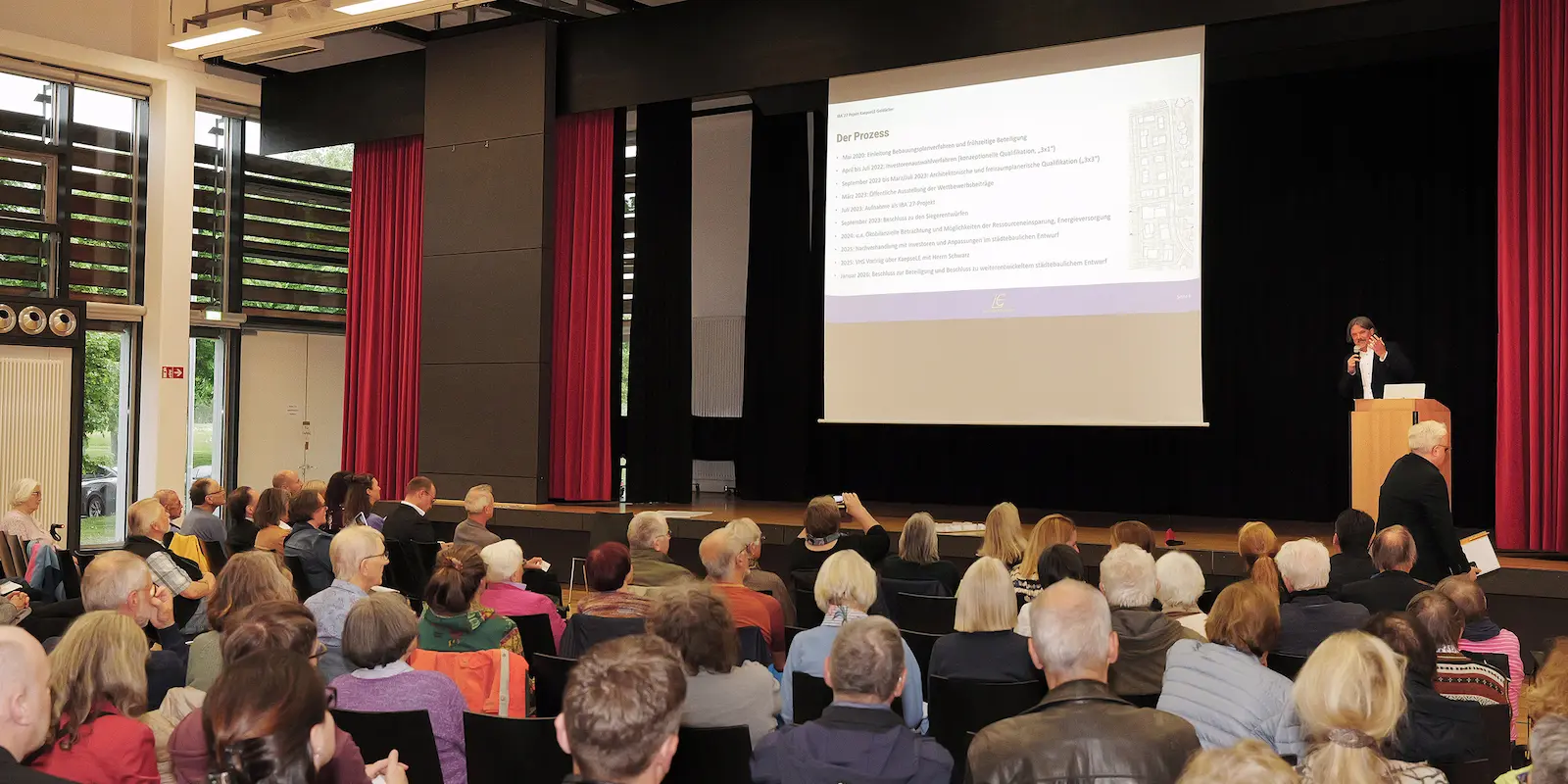 Publikum bei der KaepseLE-Bürgerversammlung in dem Saal des Walter-Schweizer-Kulturforums in Leinfelden-Echterdingen; auf der Bühne präsentiert der erste Bürgermeister Benjamin Dihm von Leinfelden-Echterdingen den aktuellen Stand des Projekts.